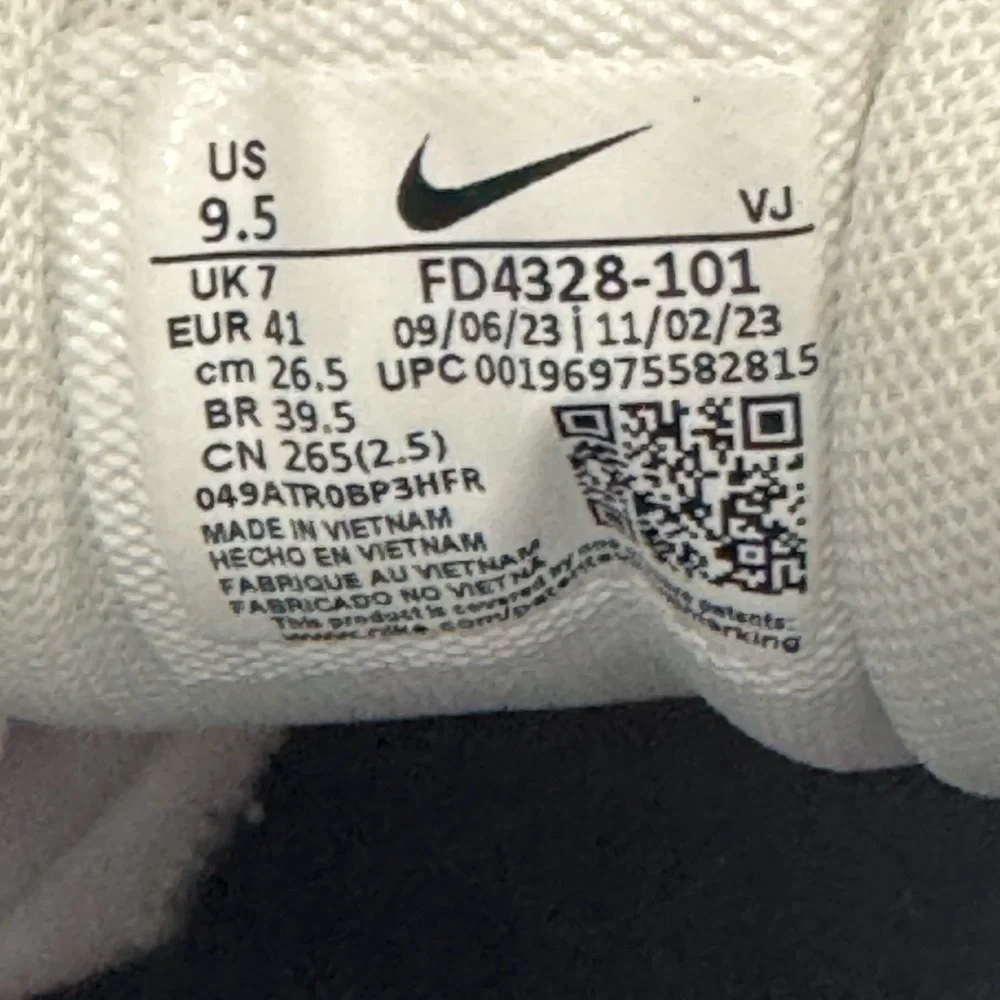 Nike Air Max 90 LV8 White and Gray Sneakers with Red Accents Size:9.5 - Picture 6 of 7